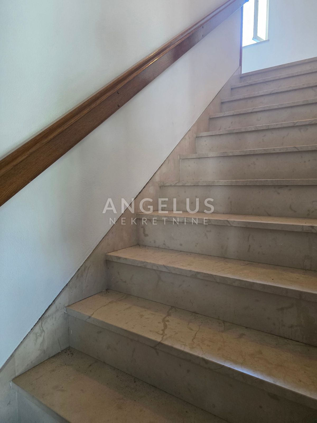 Kaštel Stari - kamnita hiša blizu morja