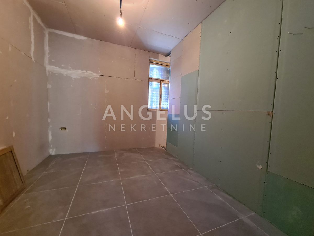 Pula, Center - dvosobno stanovanje v pritličju z dvoriščem, 55m2