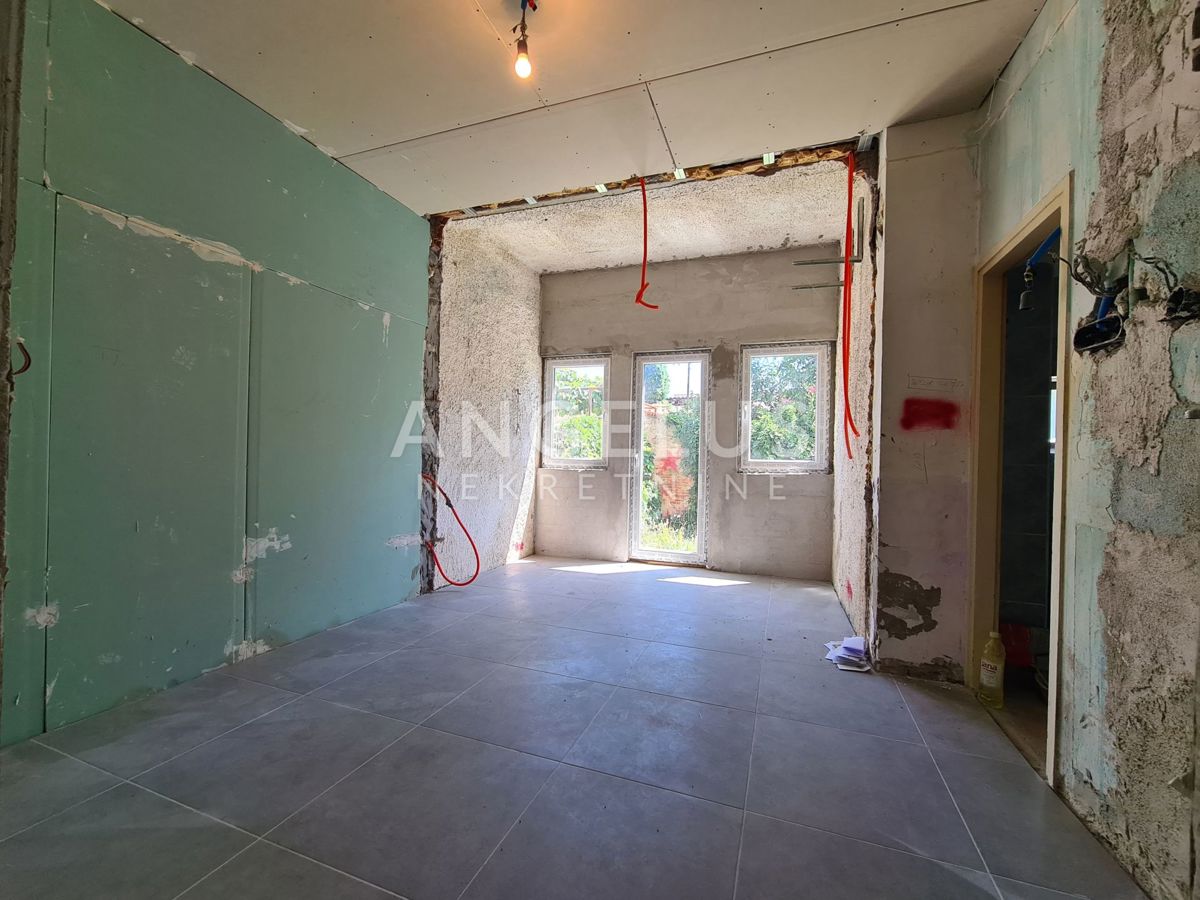 Pula, Center - dvosobno stanovanje v pritličju z dvoriščem, 55m2