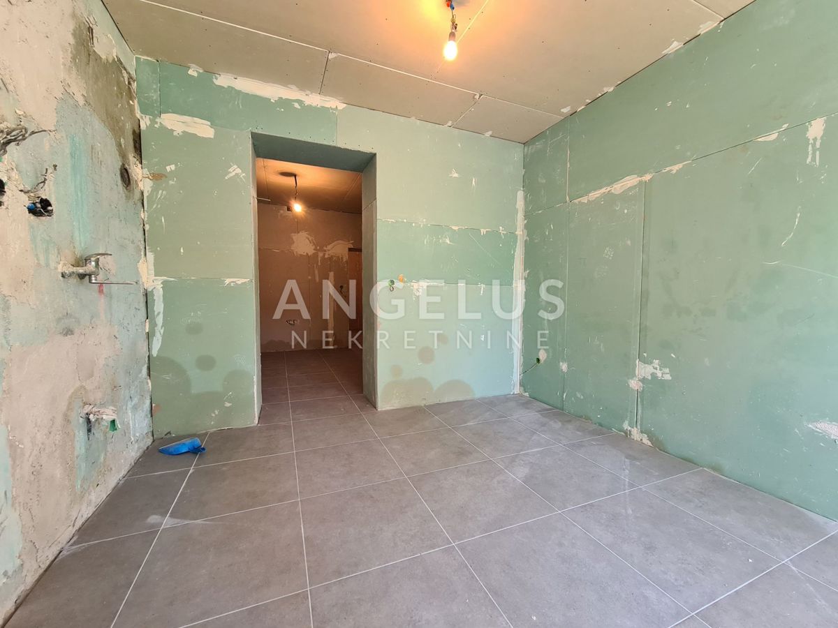 Pula, Center - dvosobno stanovanje v pritličju z dvoriščem, 55m2
