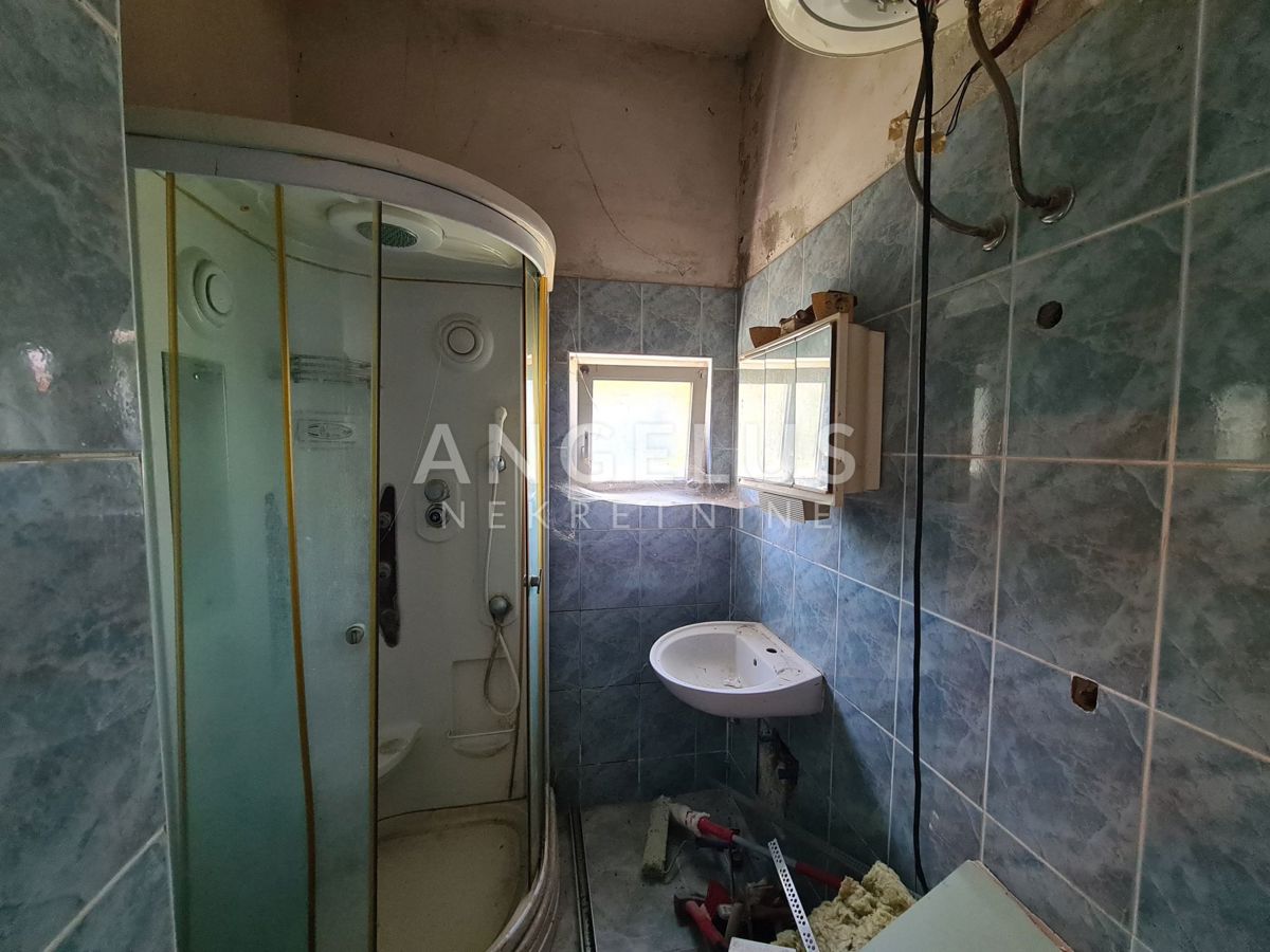 Pula, Center - dvosobno stanovanje v pritličju z dvoriščem, 55m2