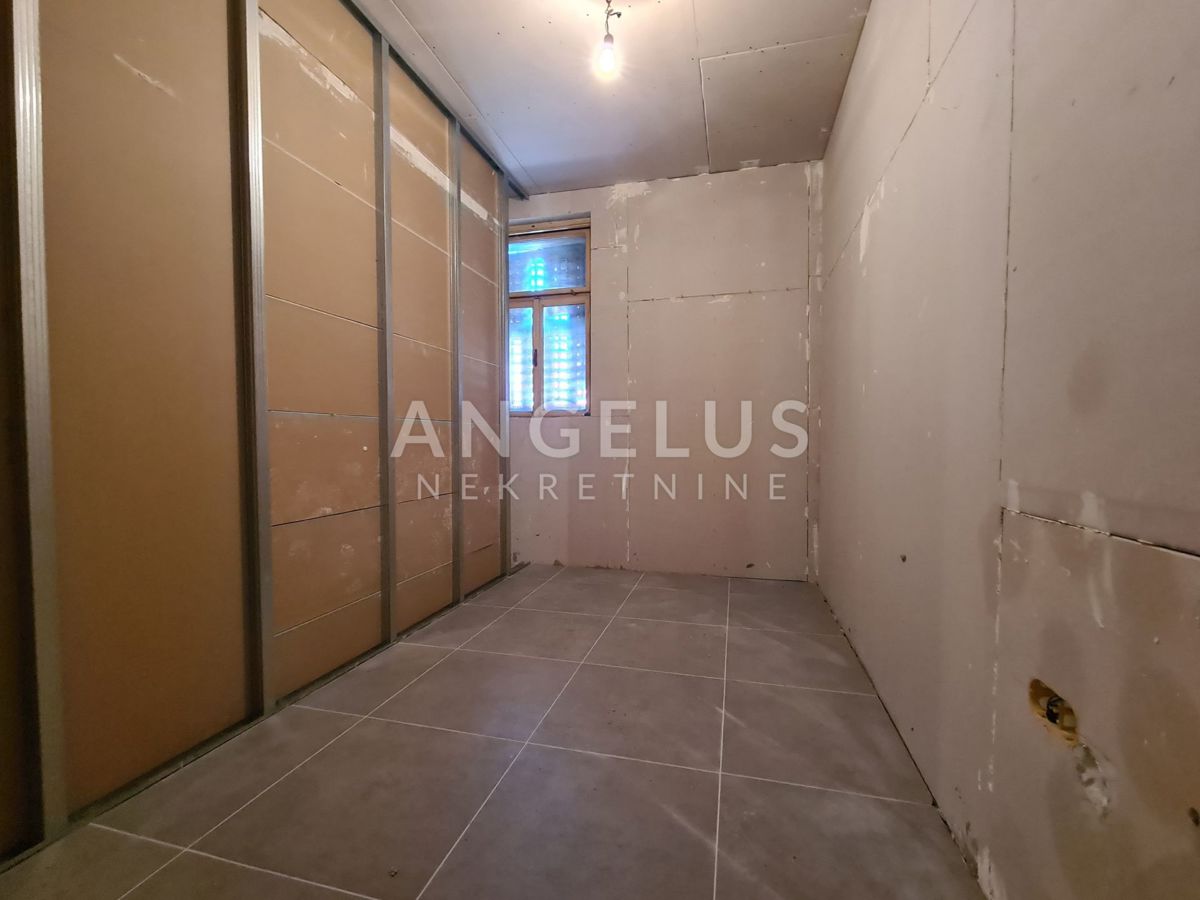 Pula, Center - dvosobno stanovanje v pritličju z dvoriščem, 55m2