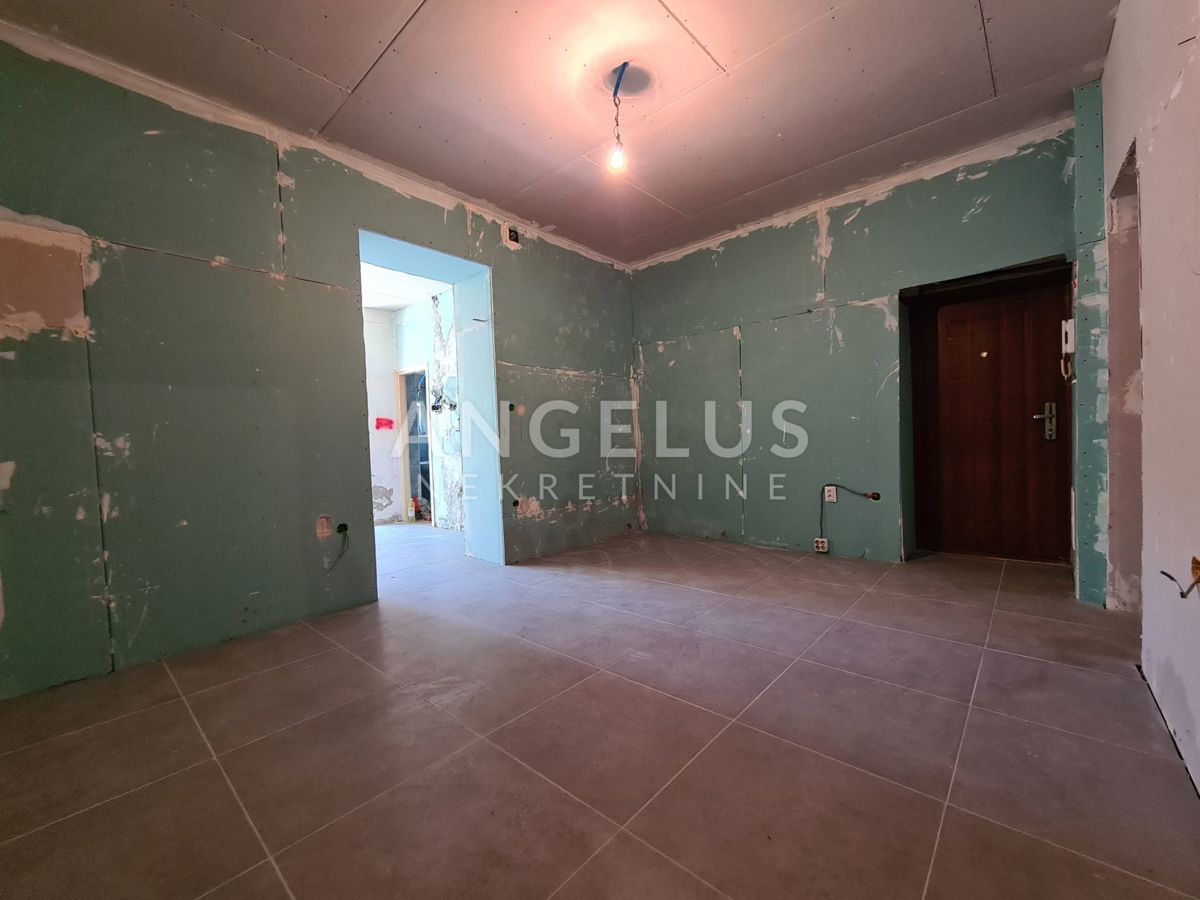 Pula, Center - dvosobno stanovanje v pritličju z dvoriščem, 55m2