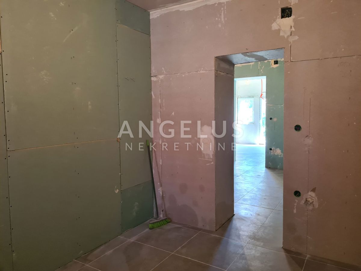 Pula, Center - dvosobno stanovanje v pritličju z dvoriščem, 55m2