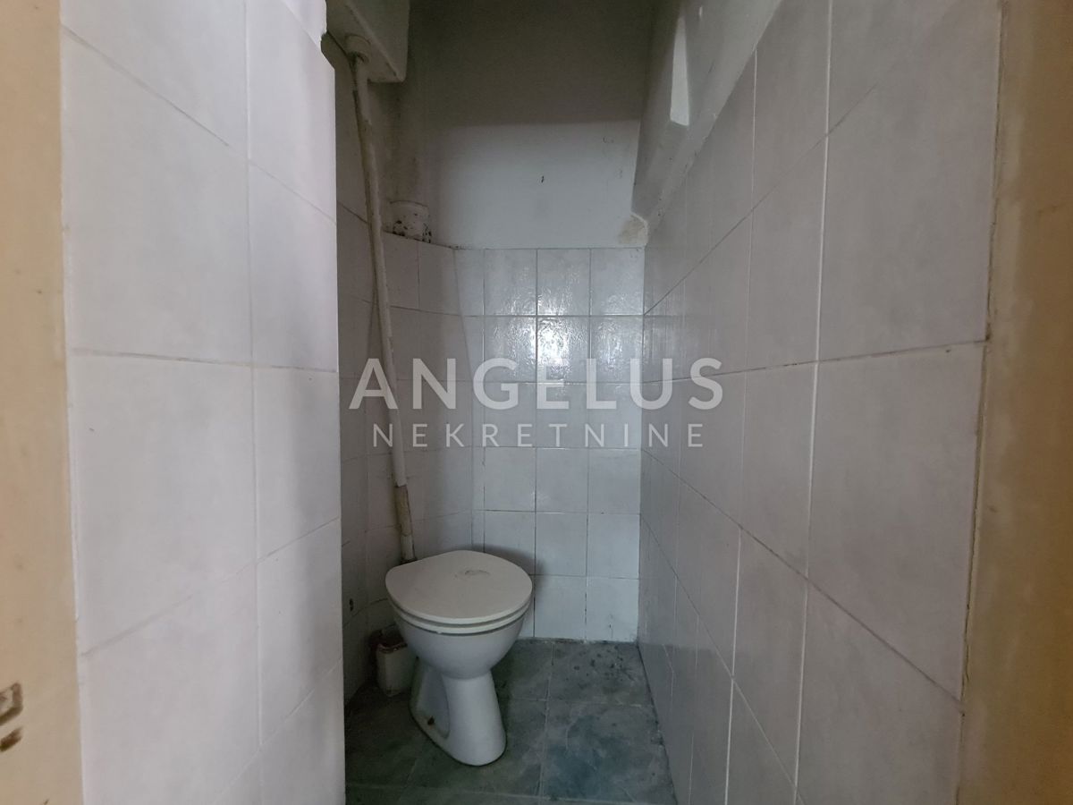 Pula, Center - dvosobno stanovanje v pritličju z dvoriščem, 55m2