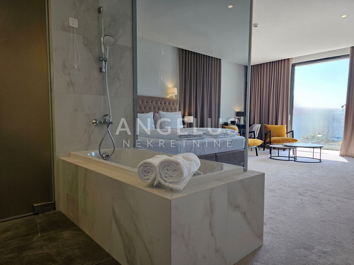 Hrvaška, Kaštel Štafilić - Luksuzni hotel**** z restavracijo in bazenom, NAPRODAJ