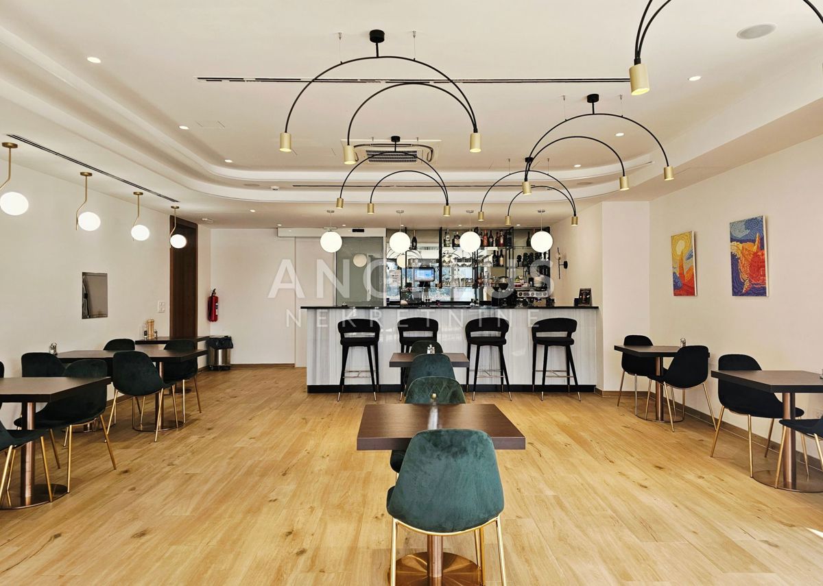 Hrvaška, Kaštel Štafilić - Luksuzni hotel**** z restavracijo in bazenom, NAPRODAJ