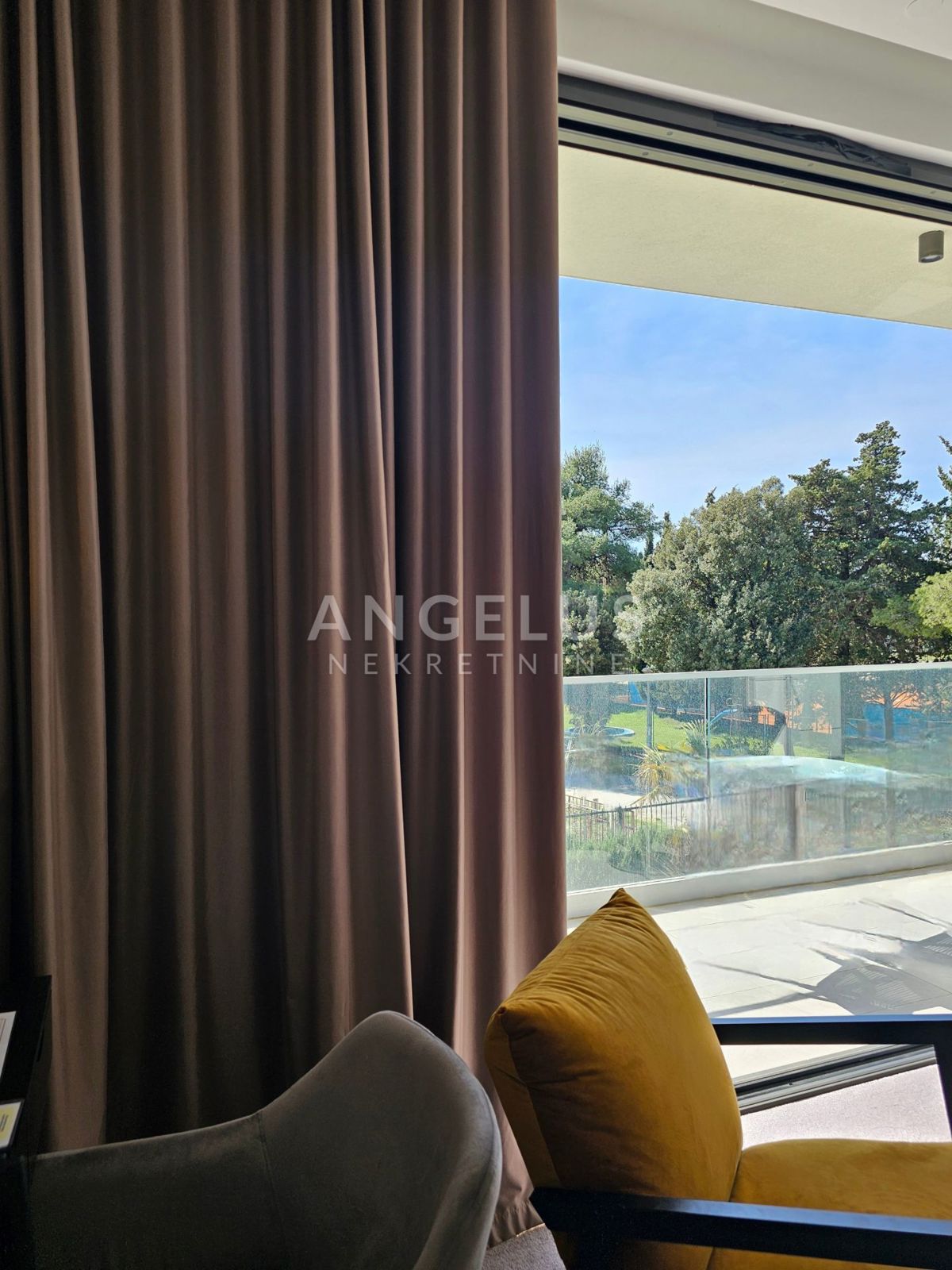 Hrvaška, Kaštel Štafilić - Luksuzni hotel**** z restavracijo in bazenom, NAPRODAJ