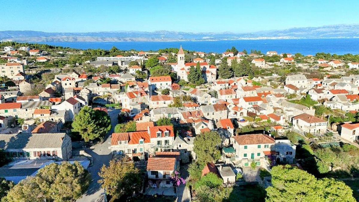 Šolta, Grohote - gradbeno zemljišče v mirnem delu otoka, PRODAJA