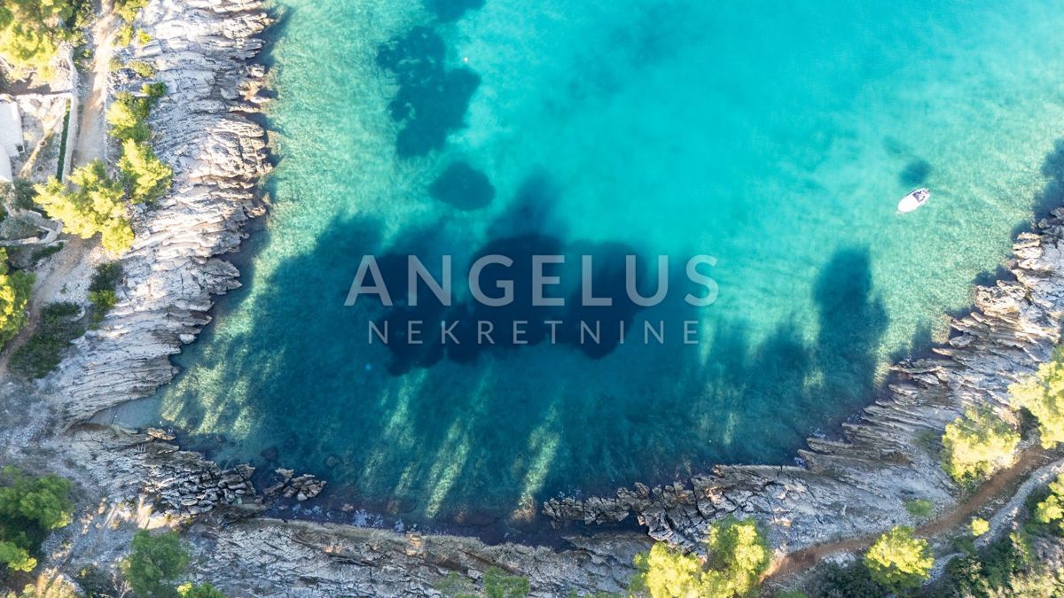 Šolta, Grohote - gradbeno zemljišče v mirnem delu otoka, PRODAJA