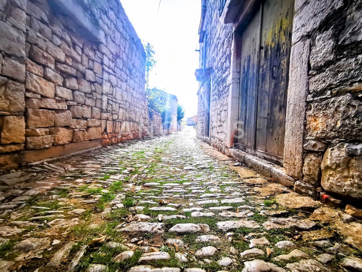 Šolta, Grohote - gradbeno zemljišče v mirnem delu otoka, PRODAJA