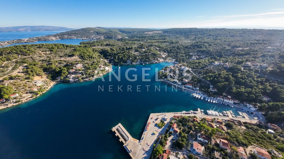 Šolta, Grohote - gradbeno zemljišče v mirnem delu otoka, PRODAJA