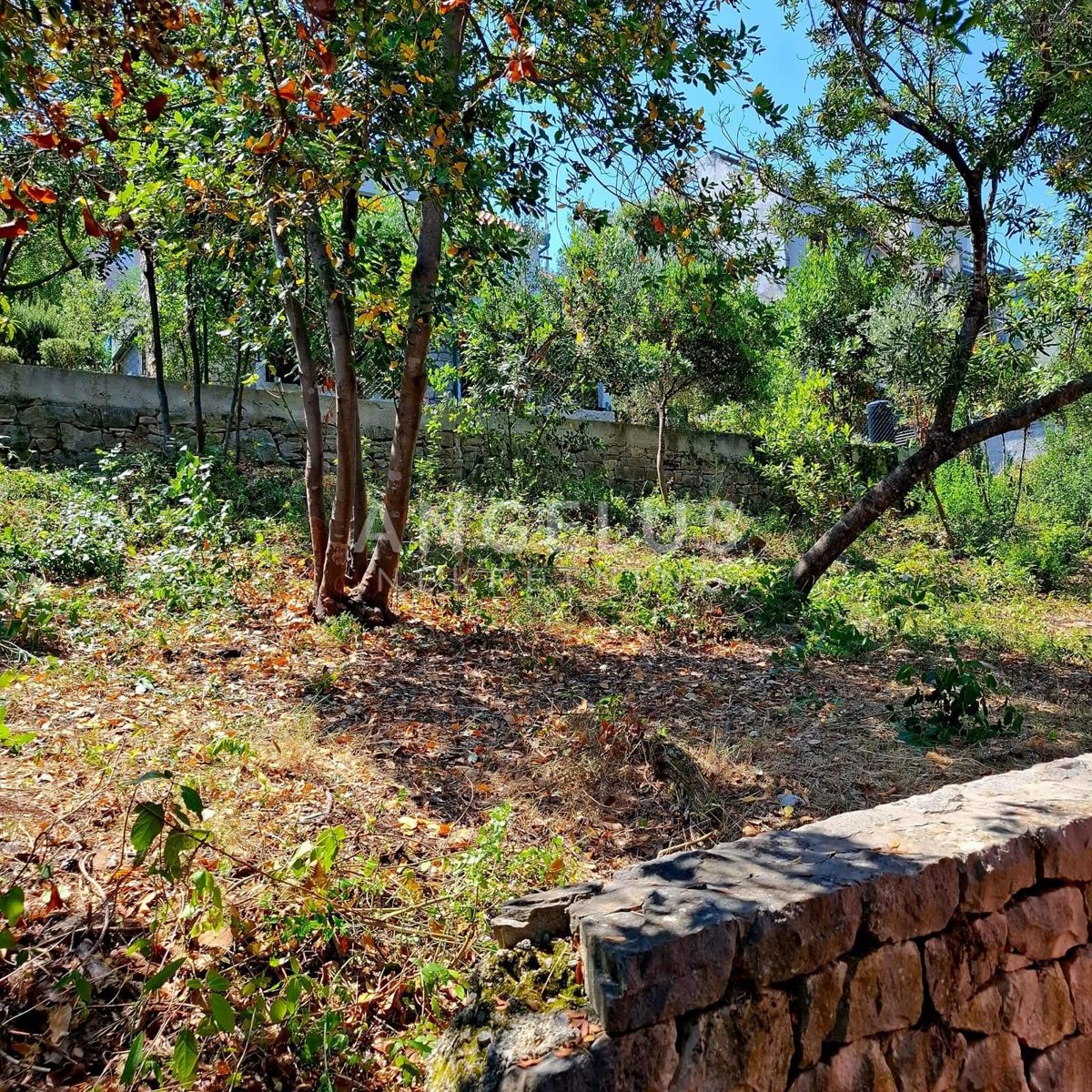 Hrvaška, Brač, Postira - EKSKLUZIVNO gradbeno zemljišče v prvi vrsti do morja s projektom, NAPRODAJ