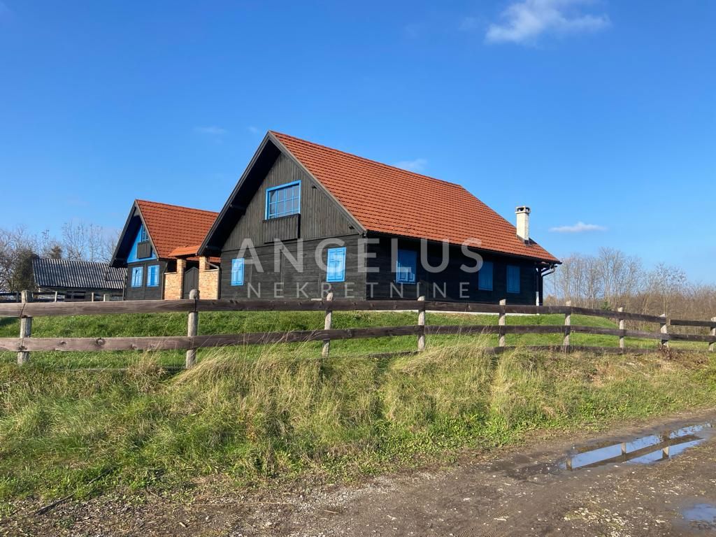 Slunj, Barilovići - Avtohtona posest s hrastovimi hišami, 2500m2