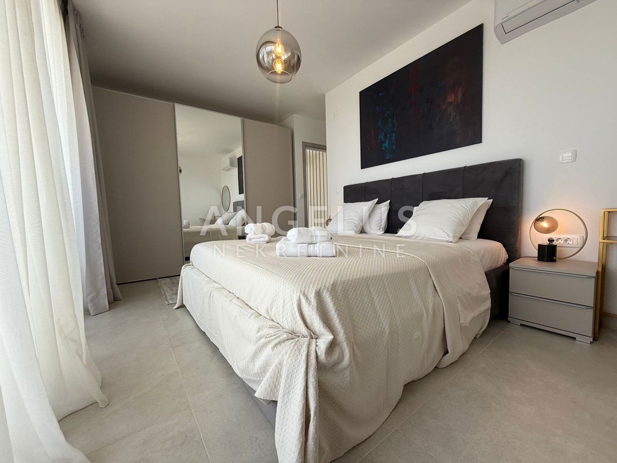 Kastela - novozgrajena luksuzna vila z bazenom, PRODAJA