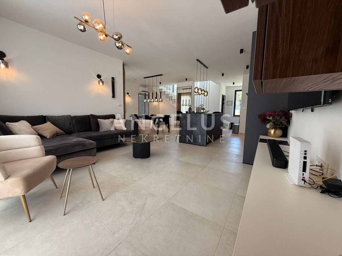 Kastela - novozgrajena luksuzna vila z bazenom, PRODAJA