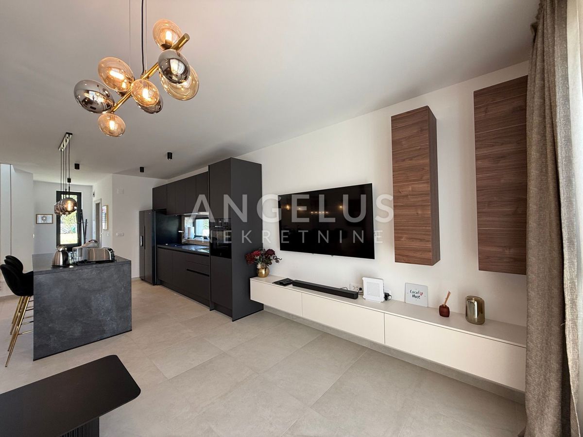 Kastela - novozgrajena luksuzna vila z bazenom, PRODAJA