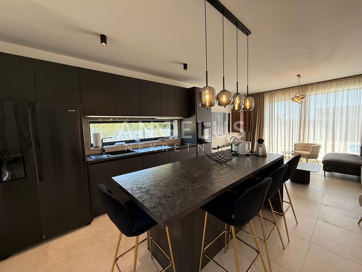 Kastela - novozgrajena luksuzna vila z bazenom, PRODAJA