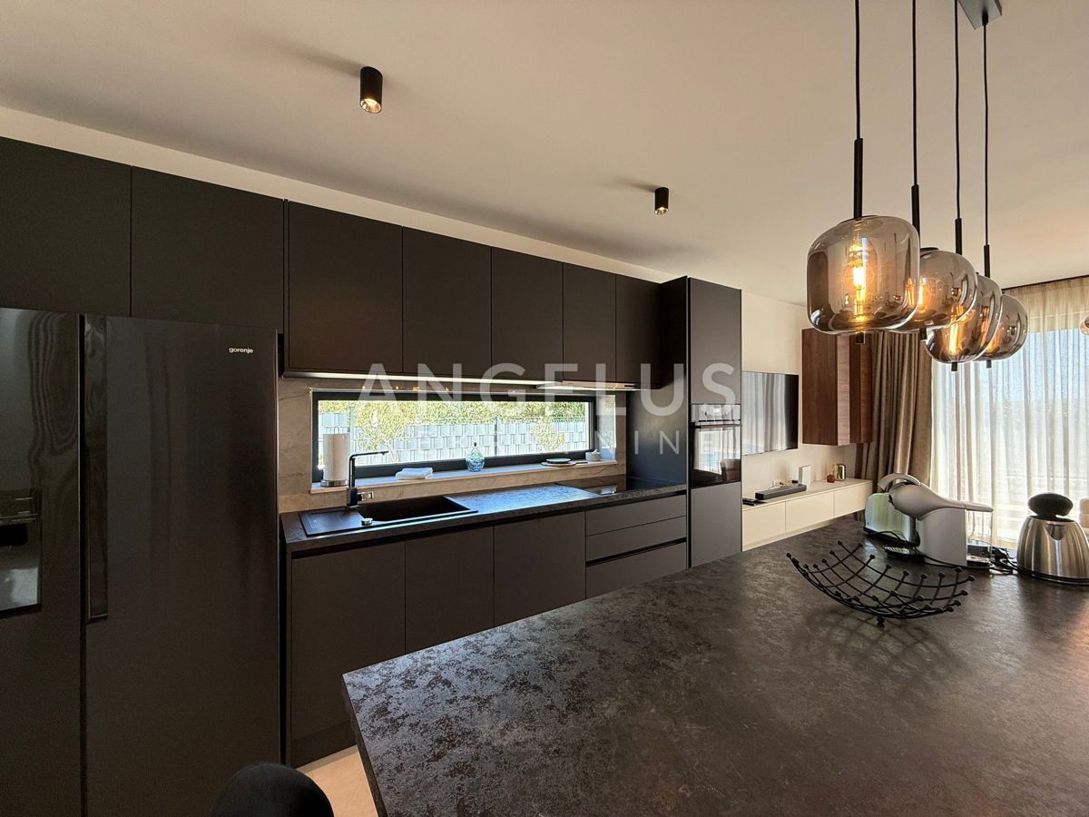 Kastela - novozgrajena luksuzna vila z bazenom, PRODAJA