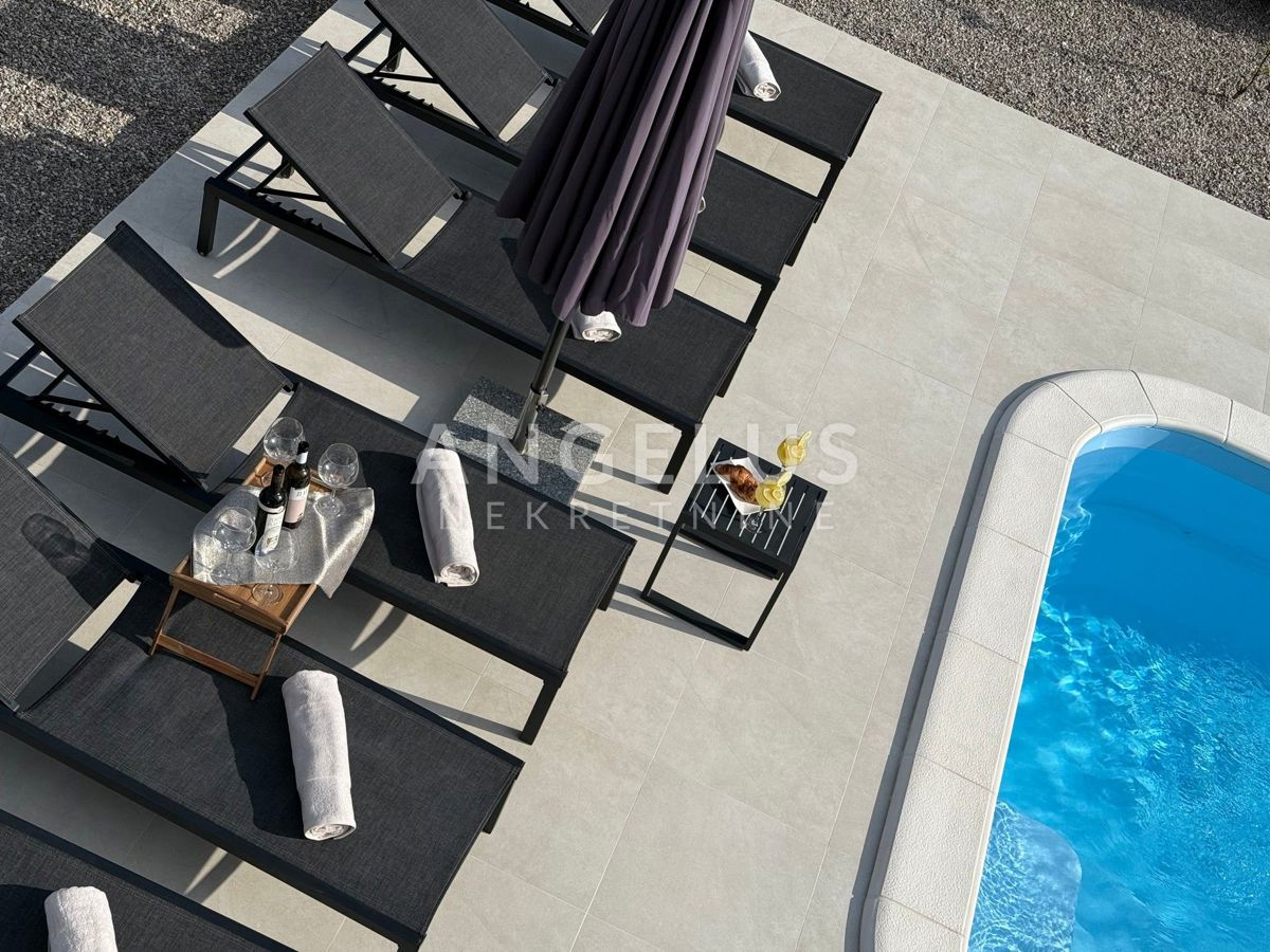 Kastela - novozgrajena luksuzna vila z bazenom, PRODAJA