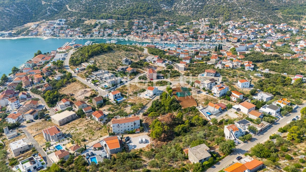 Marina blizu Trogirja-grad. zemljišče blizu morja, PRODAJ