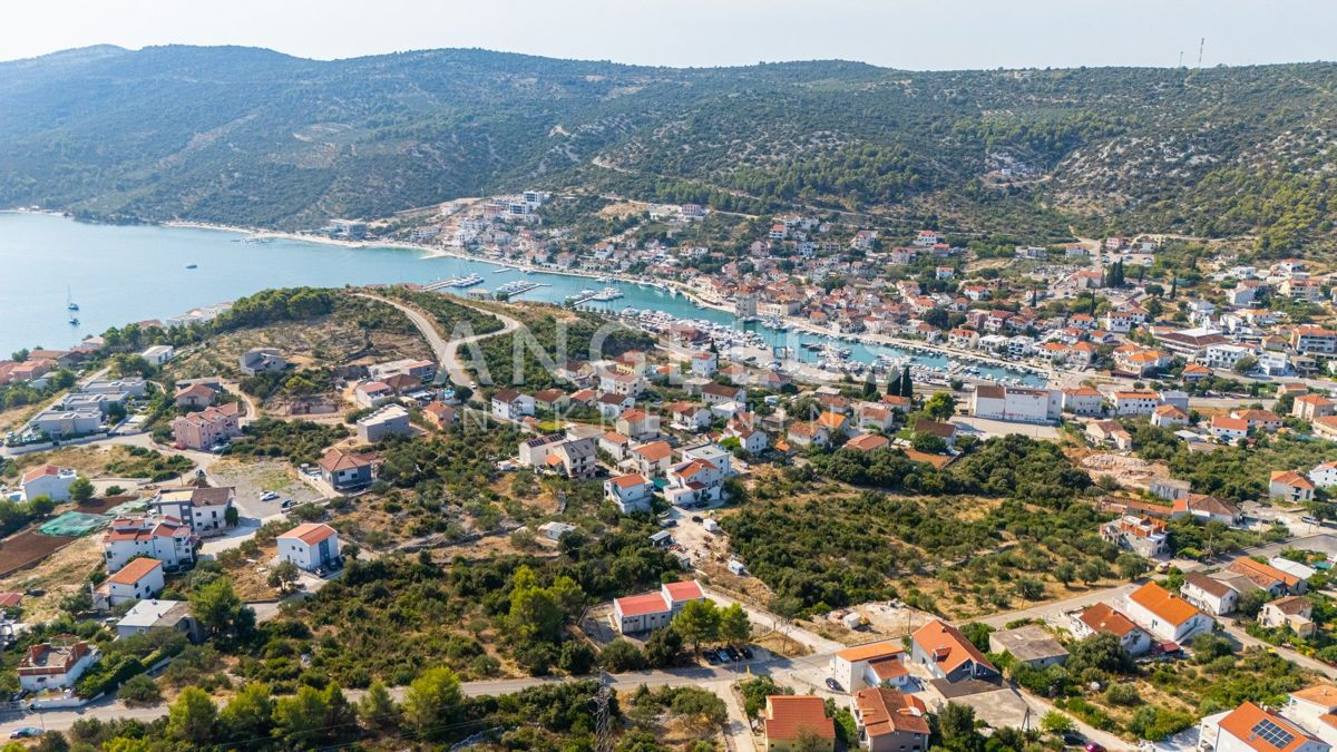 Marina blizu Trogirja-grad. zemljišče blizu morja, PRODAJ