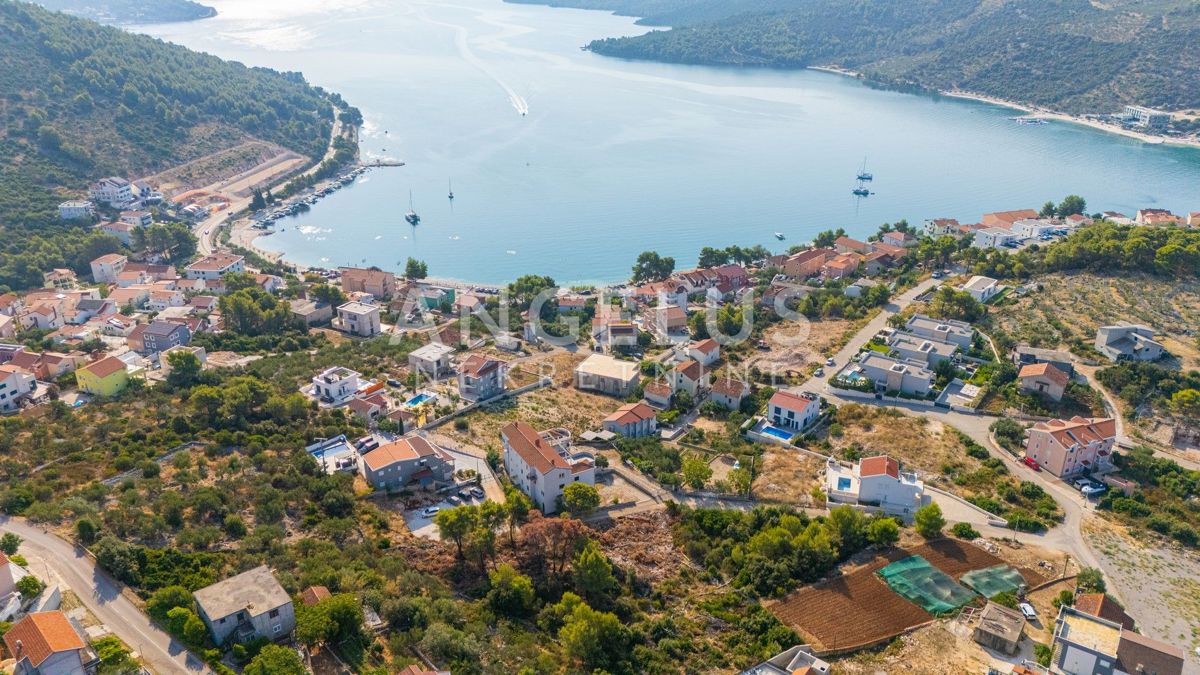 Marina blizu Trogirja-grad. zemljišče blizu morja, PRODAJ