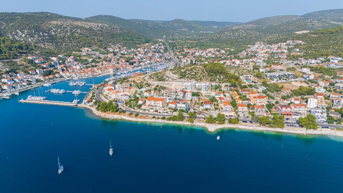 Marina blizu Trogirja-grad. zemljišče blizu morja, PRODAJ