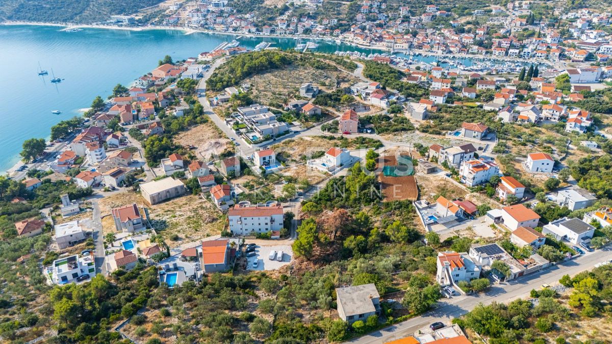 Marina blizu Trogirja-grad. zemljišče blizu morja, PRODAJ