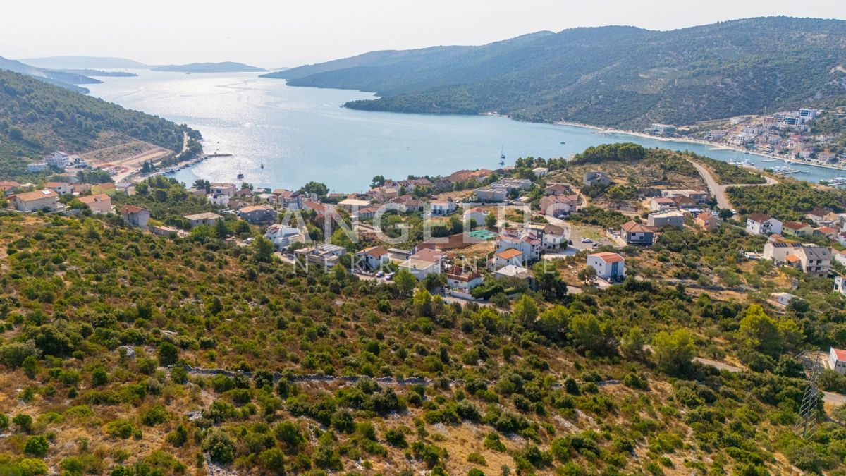 Marina blizu Trogirja-grad. zemljišče blizu morja, PRODAJ