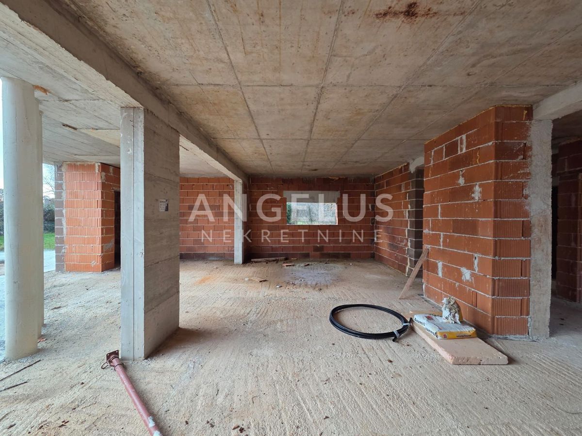 Istra, Barban - Nedokončana vila z bazenom, 174m2, naprodaj!