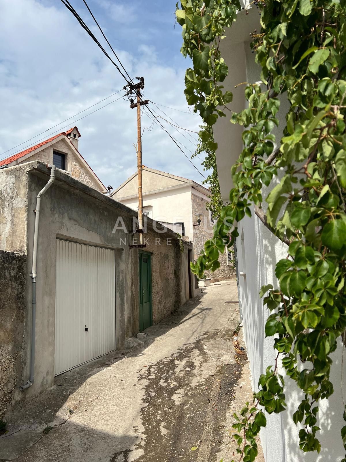 Slatine - hiša in stanovanje NAPRODAJ