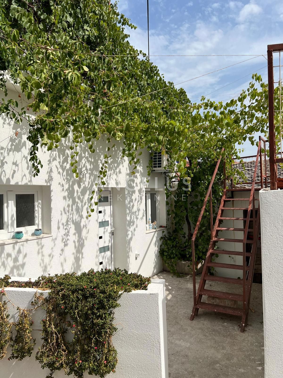 Slatine - hiša in stanovanje NAPRODAJ