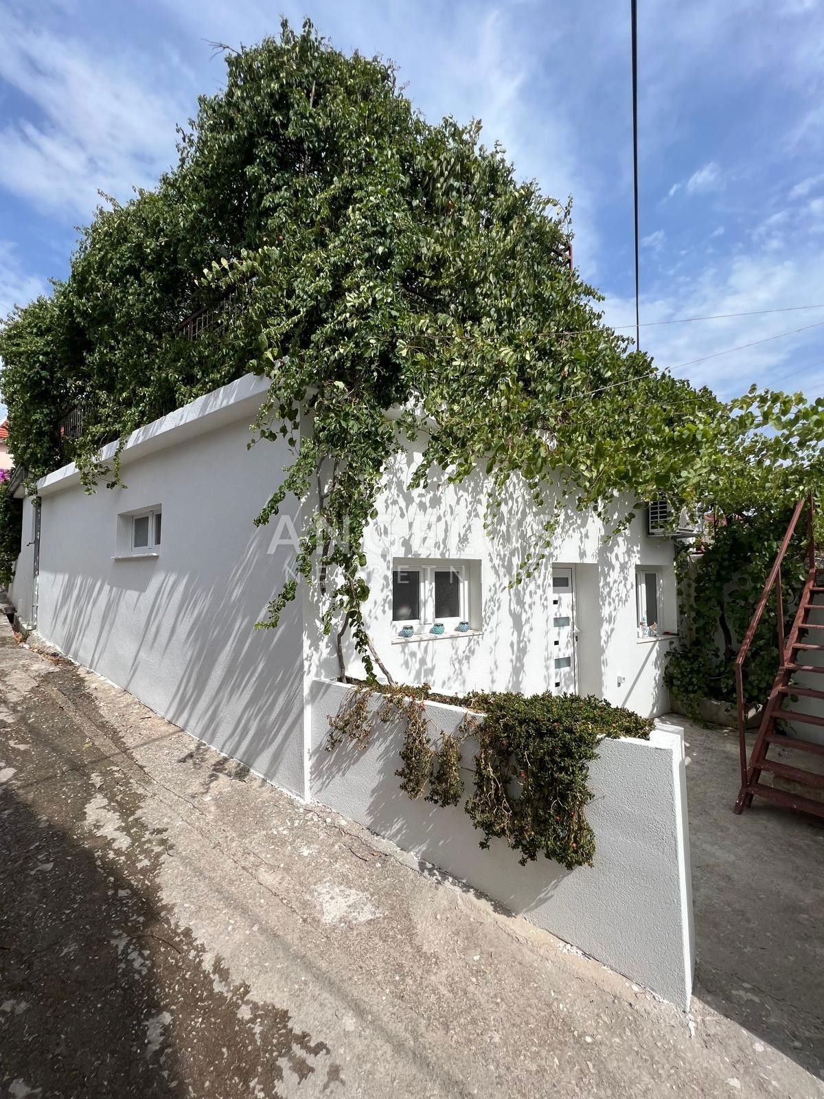 Slatine - hiša in stanovanje NAPRODAJ