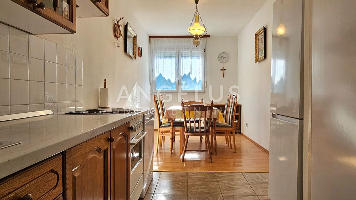 Split - prostorno dvosobno stanovanje, 72 m2, PRODAJA