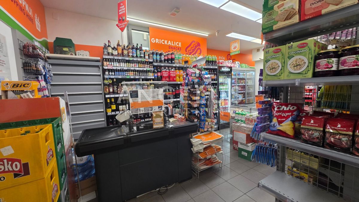 Split, Bol - ulični poslovni prostori NAPRODAJ