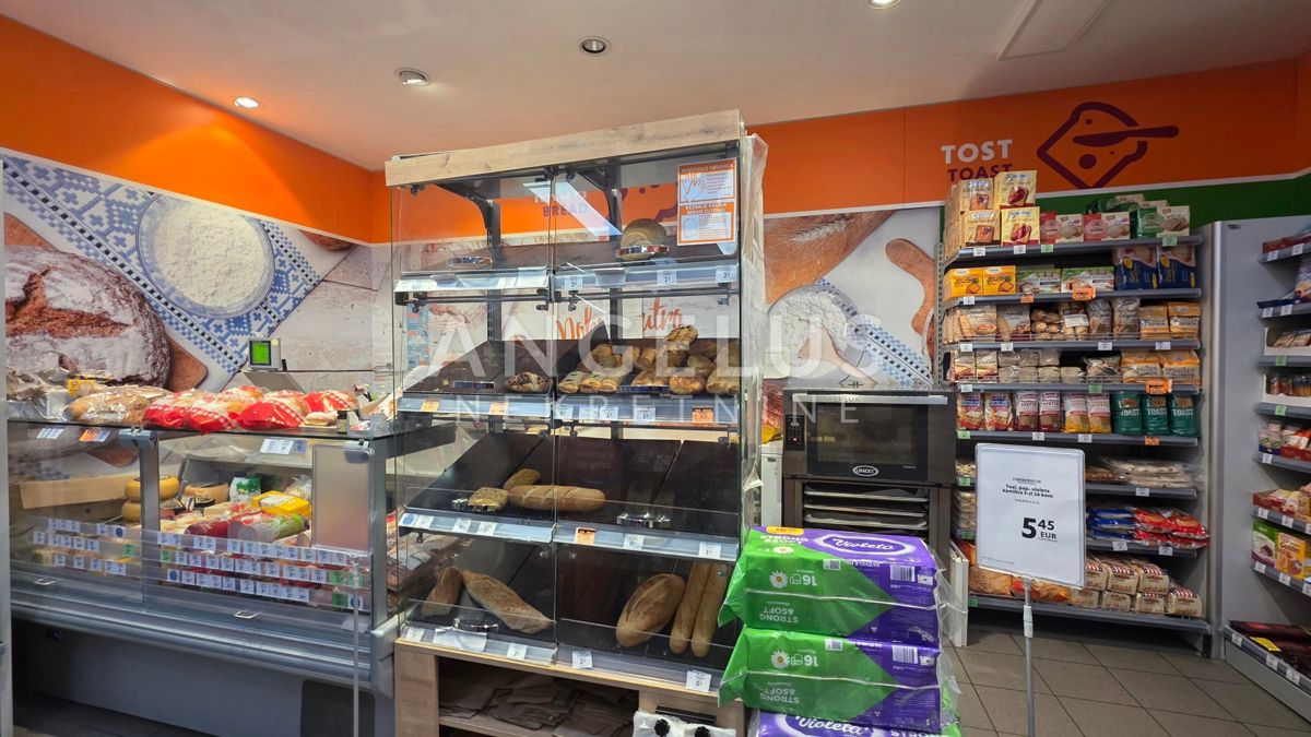 Split, Bol - ulični poslovni prostori NAPRODAJ