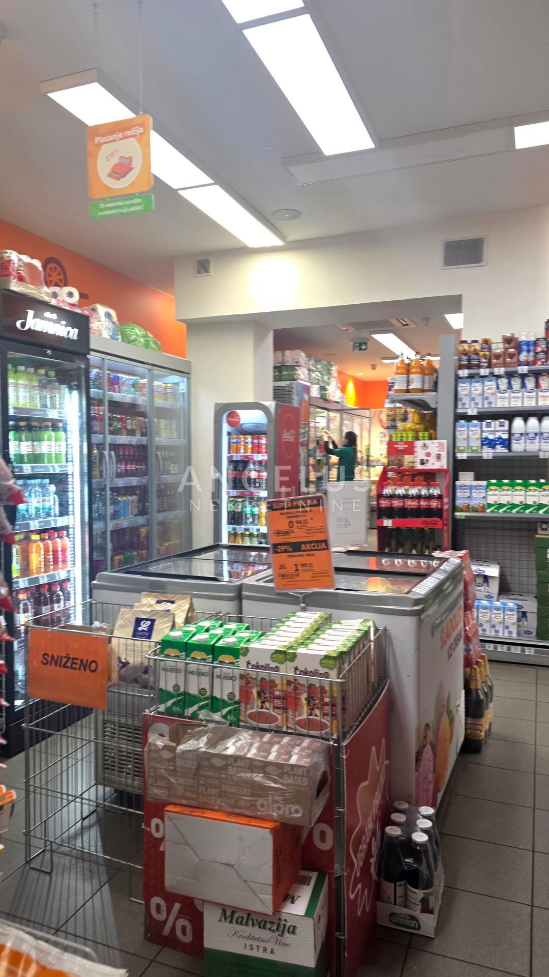 Split, Bol - ulični poslovni prostori NAPRODAJ