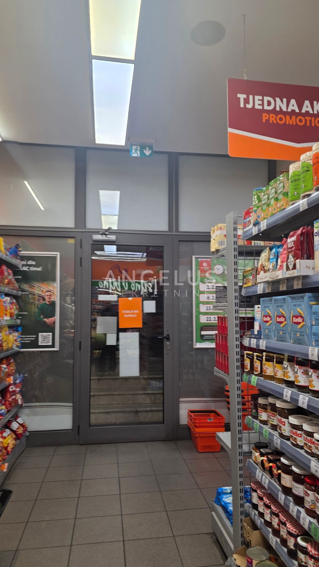 Split, Bol - ulični poslovni prostori NAPRODAJ