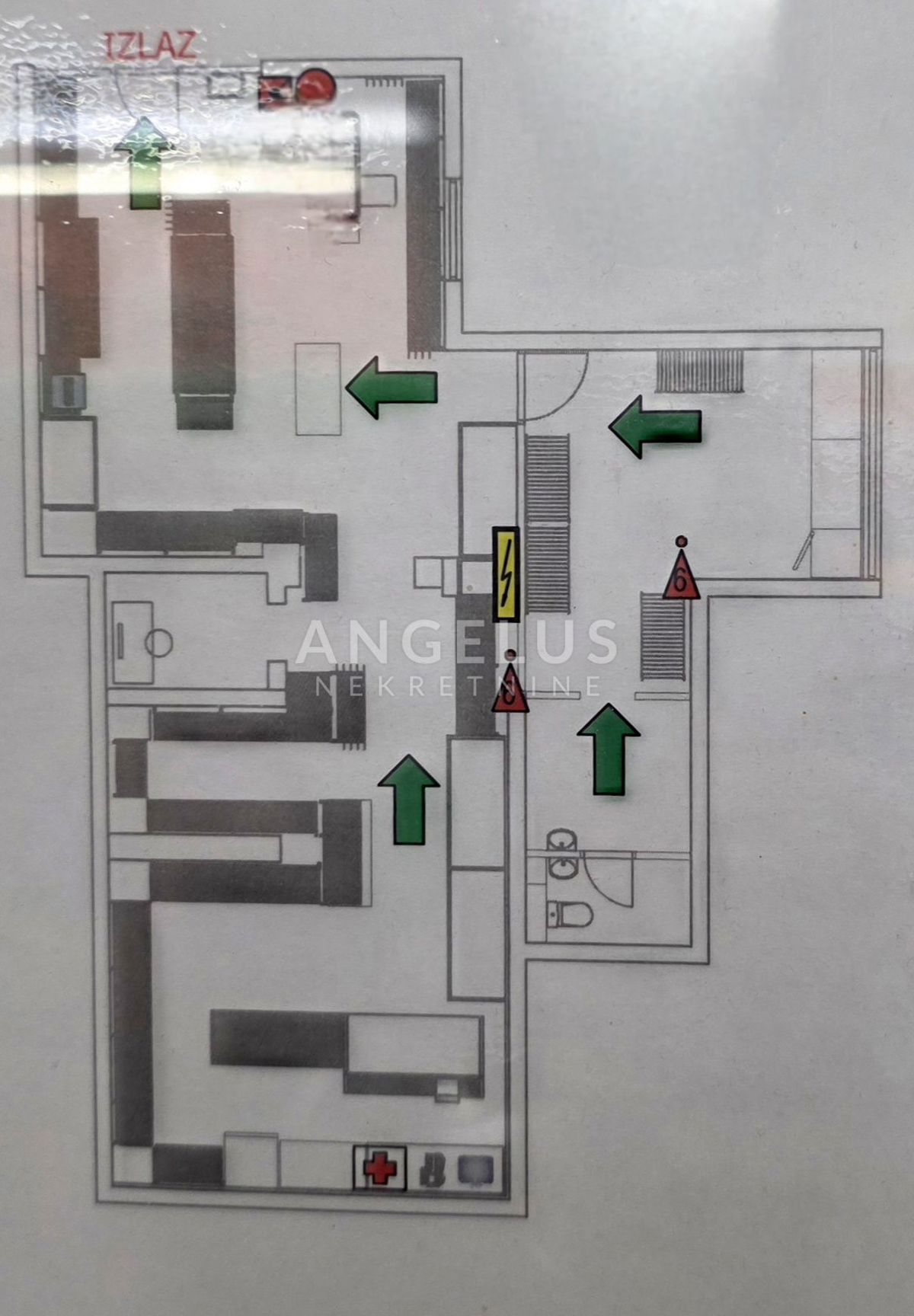 Split, Bol - ulični poslovni prostori NAPRODAJ