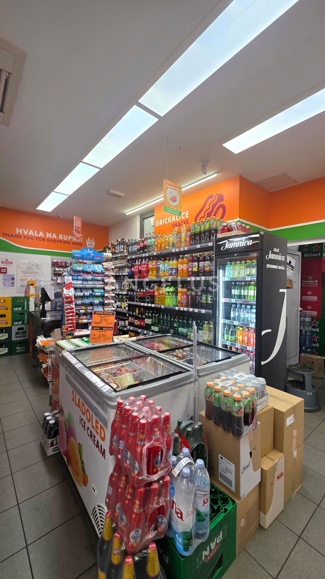 Split, Bol - ulični poslovni prostori NAPRODAJ