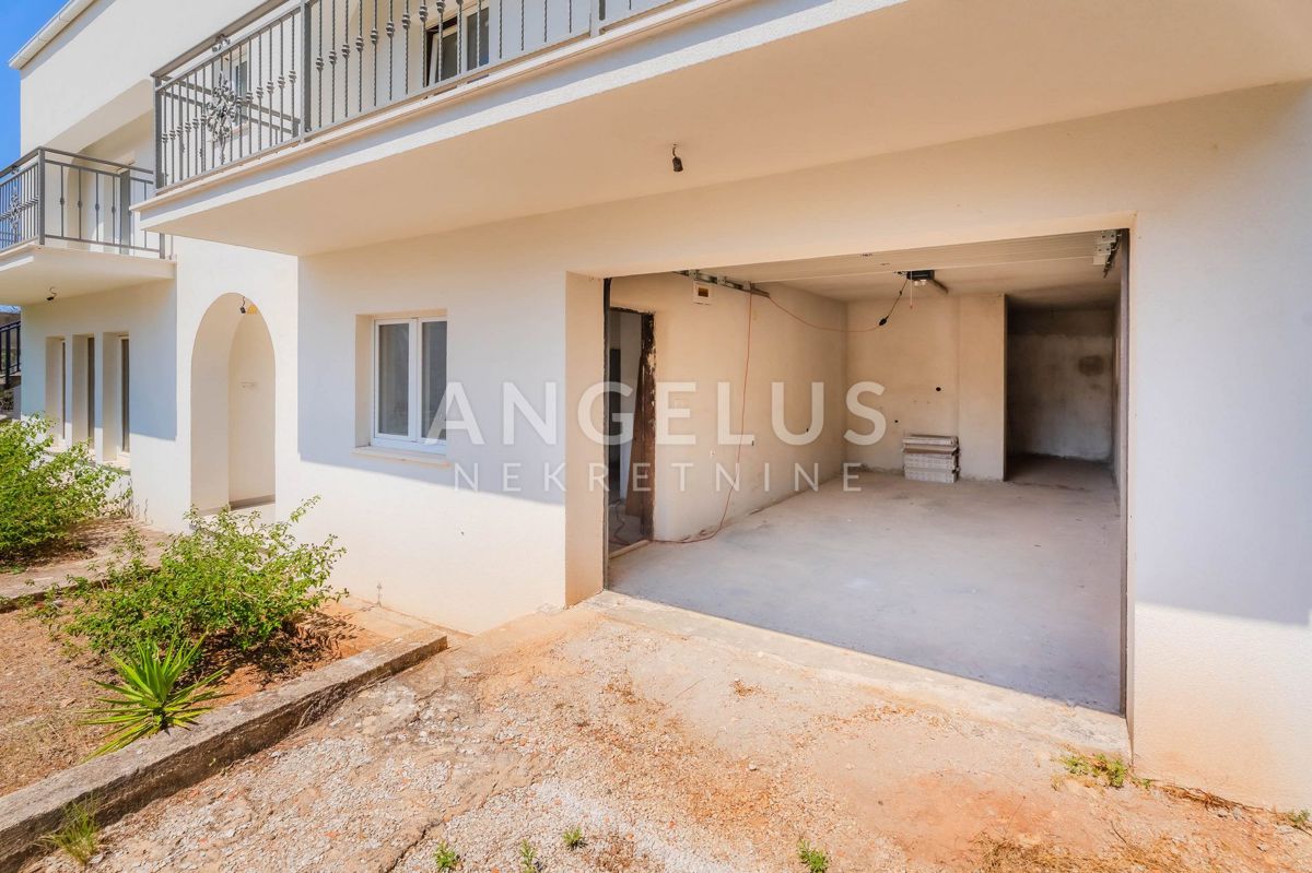 Lumbarda, otok Korčula - polsamostojna hiša 360 m² v fazi Rohbau s pogledom na morje - PRODAJA