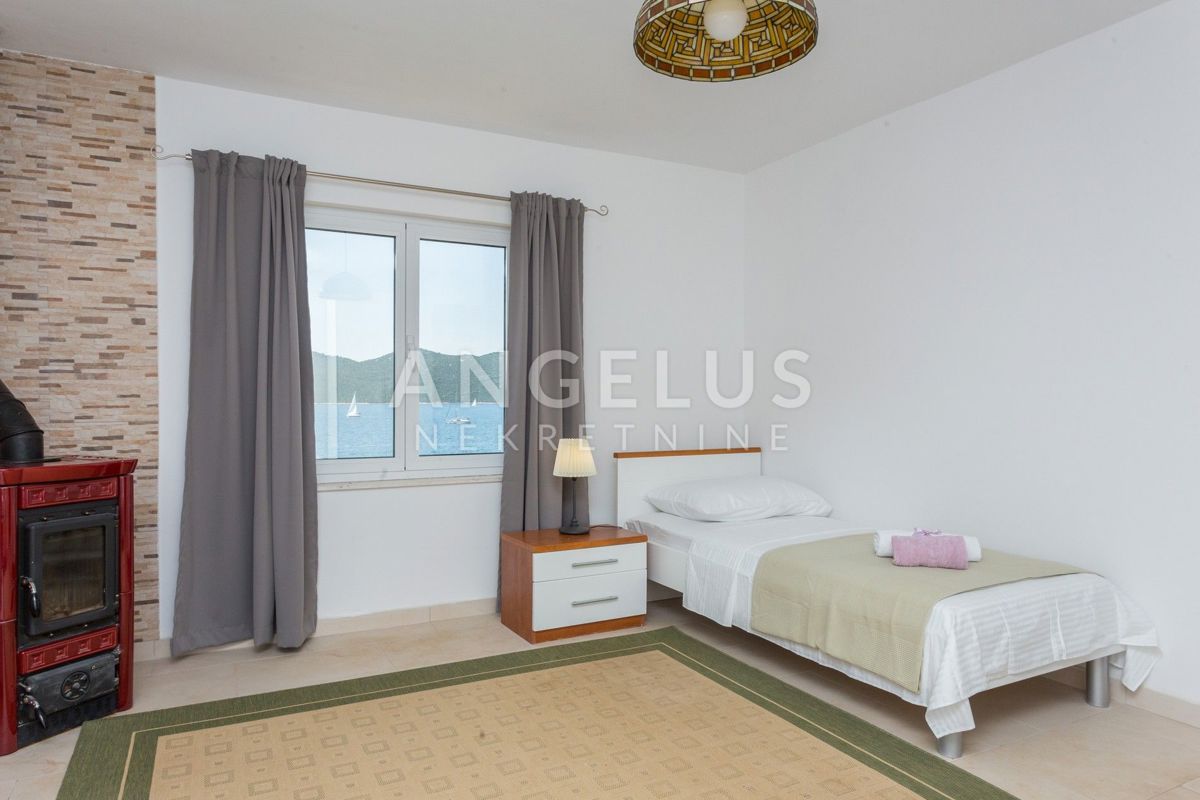 Hrvaška, Dubrovniško primorje, parcela ob morju z dvema hišama - posebna lokacija - 214 m2
