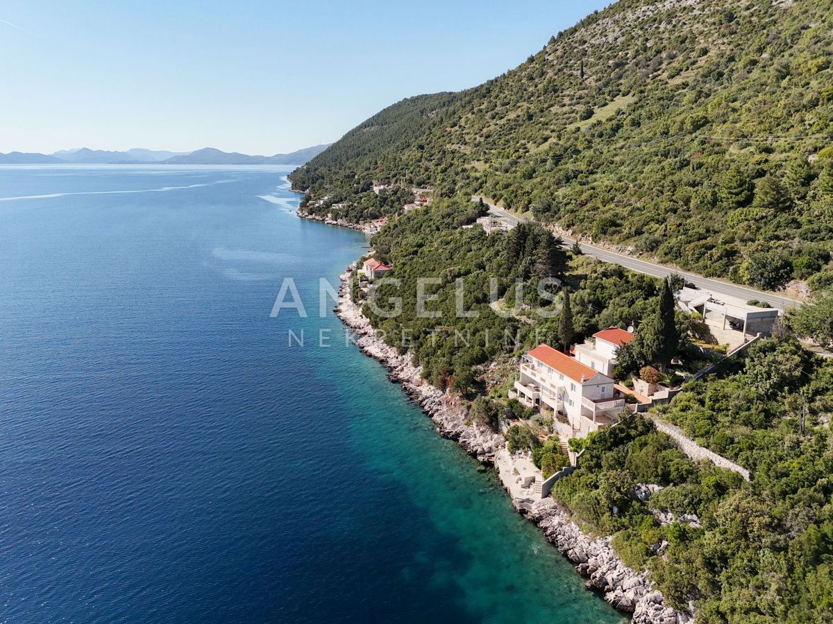 Hrvaška, Dubrovniško primorje, parcela ob morju z dvema hišama - posebna lokacija - 214 m2