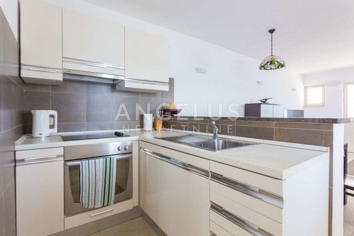 Hrvaška, Dubrovniško primorje, parcela ob morju z dvema hišama - posebna lokacija - 214 m2