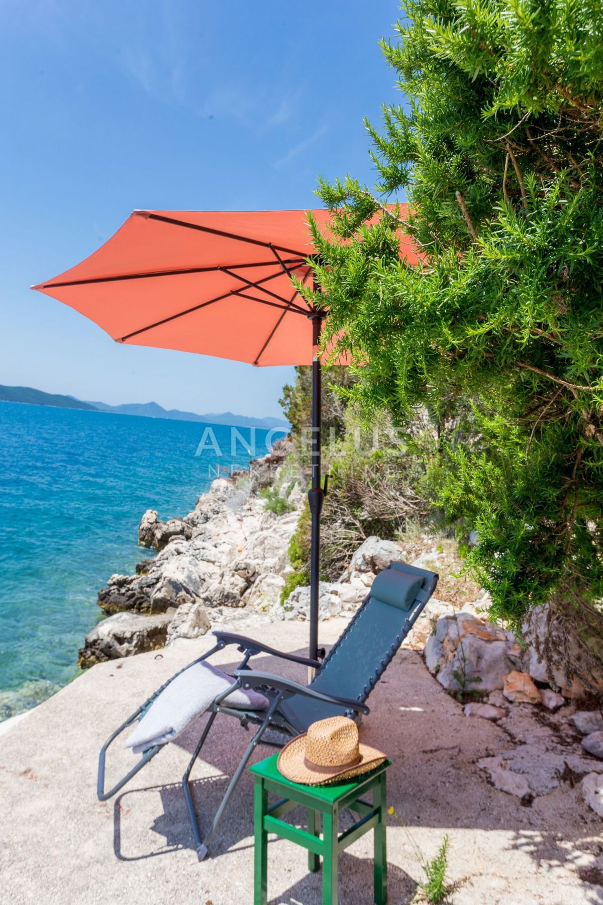 Hrvaška, Dubrovniško primorje, parcela ob morju z dvema hišama - posebna lokacija - 214 m2