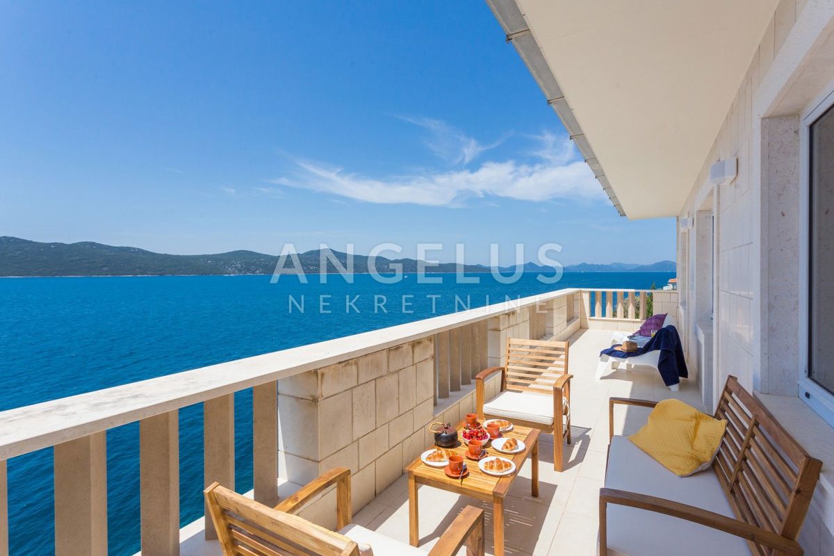 Hrvaška, Dubrovniško primorje, parcela ob morju z dvema hišama - posebna lokacija - 214 m2
