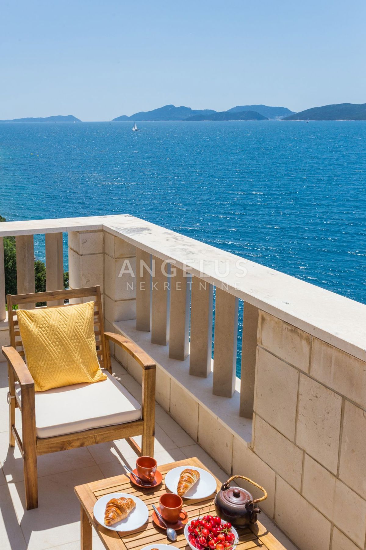 Hrvaška, Dubrovniško primorje, parcela ob morju z dvema hišama - posebna lokacija - 214 m2