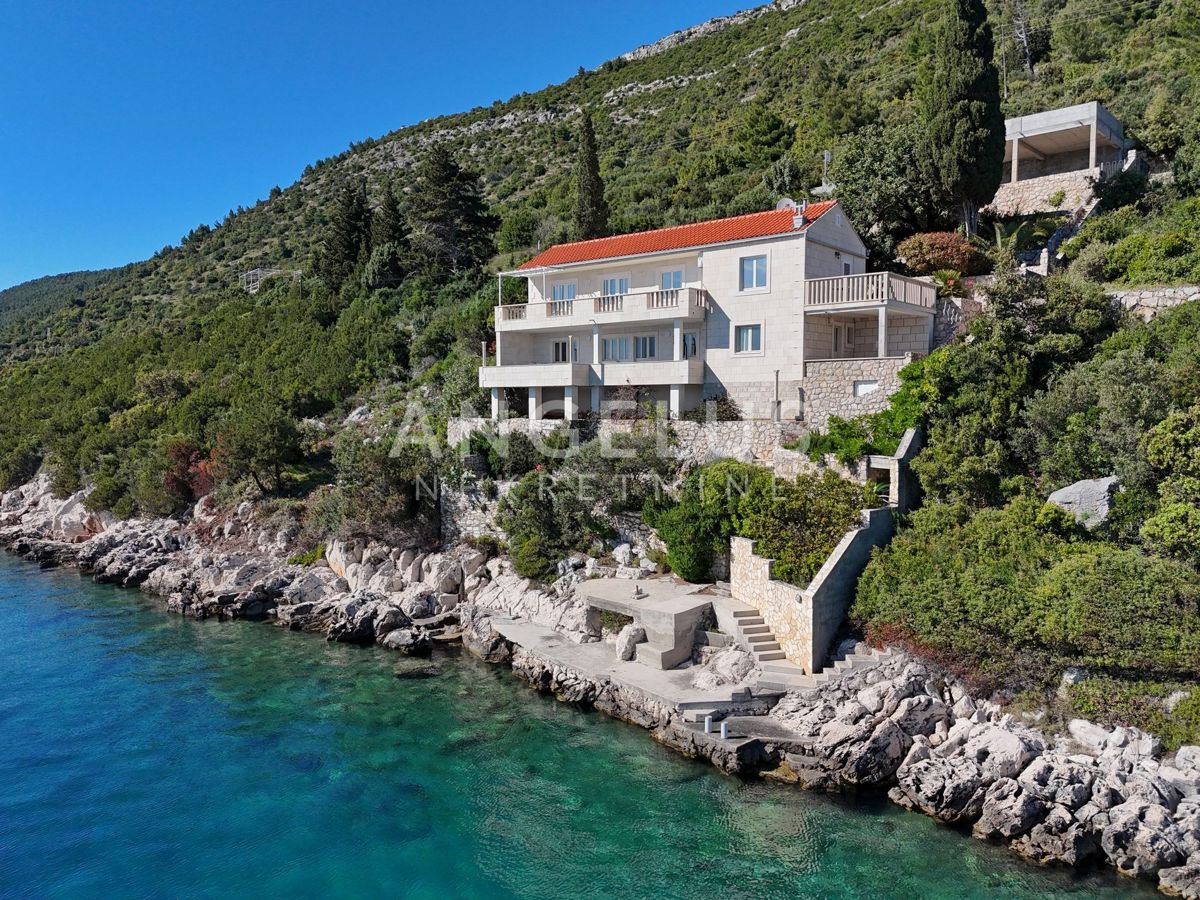 Hrvaška, Dubrovniško primorje, parcela ob morju z dvema hišama - posebna lokacija - 214 m2