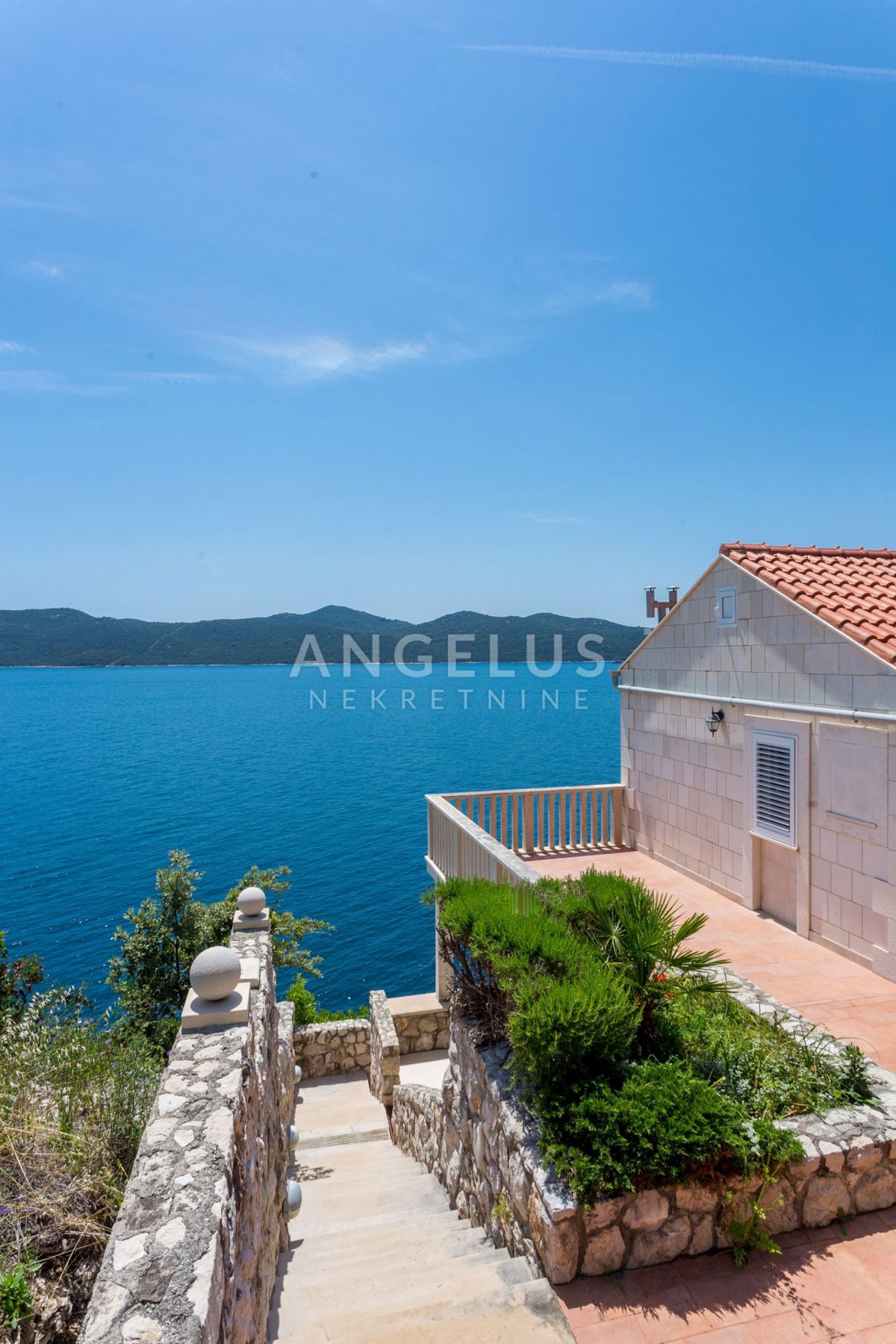 Hrvaška, Dubrovniško primorje, parcela ob morju z dvema hišama - posebna lokacija - 214 m2